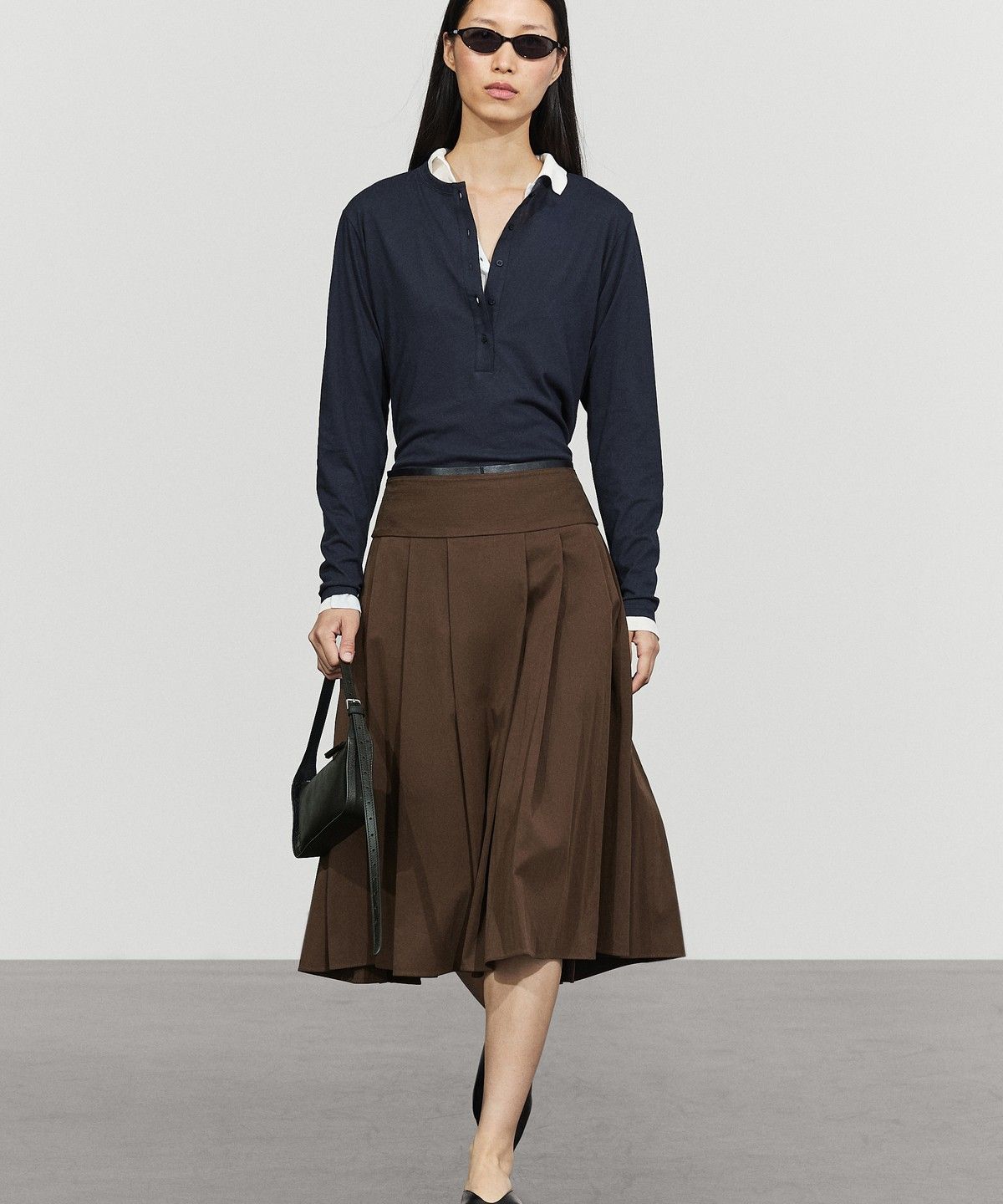 마시모두띠(MASSIMO DUTTI) 가죽 디테일 플리츠 미디 스커트