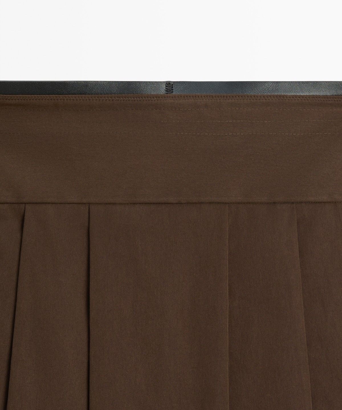 마시모두띠(MASSIMO DUTTI) 가죽 디테일 플리츠 미디 스커트