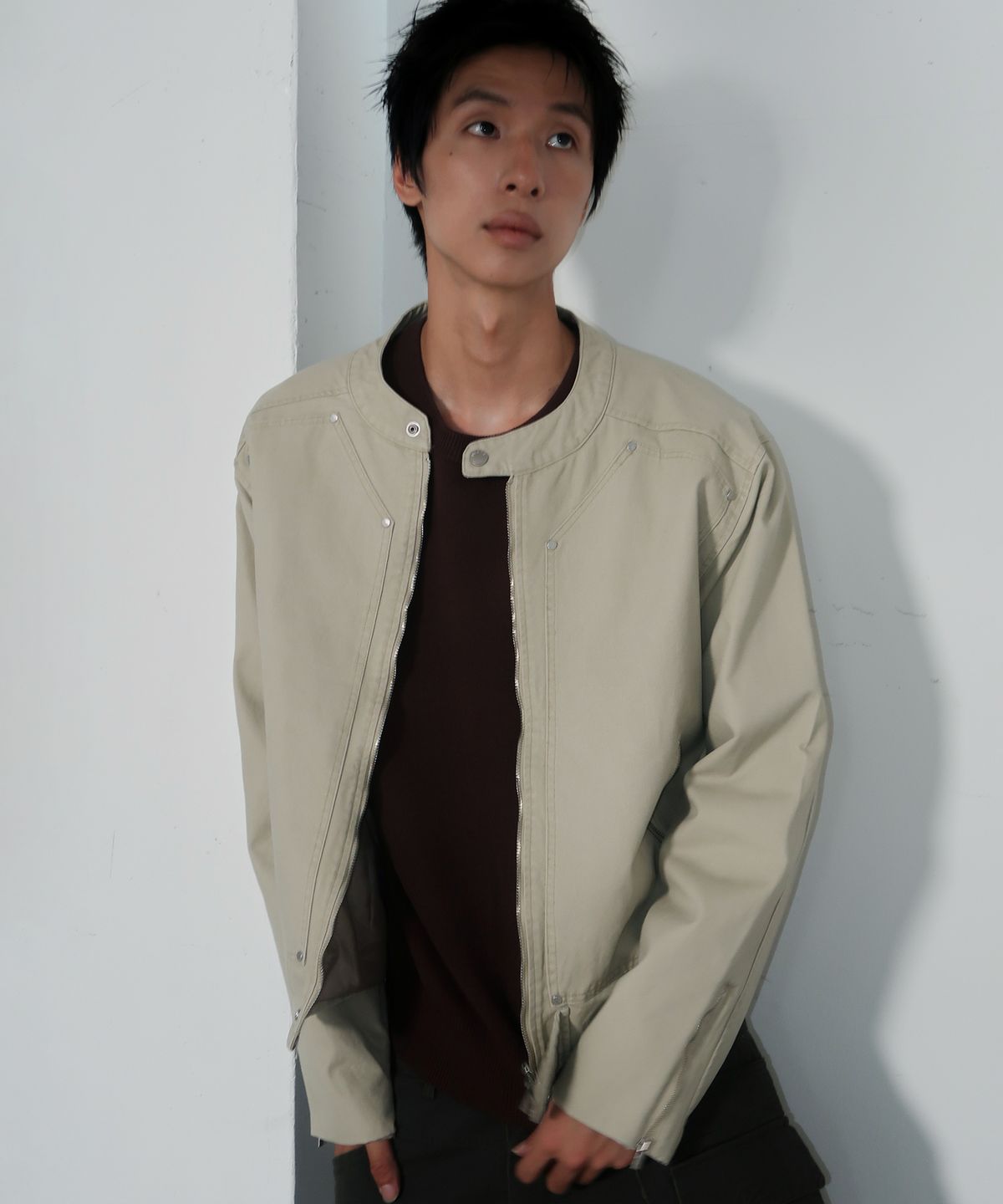 플레이스스튜디오맨(PLACESTUDIOMAN) 리벳 넥 버튼 투웨이 지퍼 워싱 인시전 코튼 바이커 레이싱 자켓 [베이지]