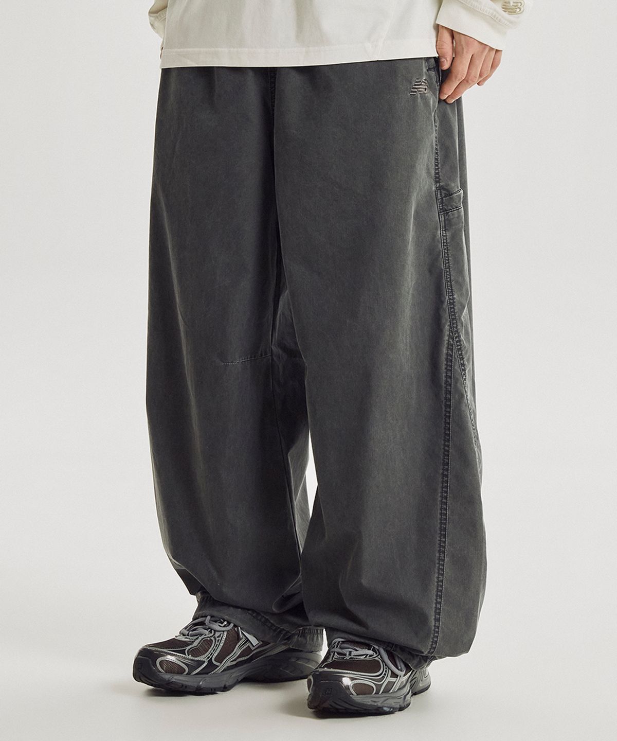 뉴발란스(NEW BALANCE) NBNTG31833 / UNI ESCAPE 워시드 우븐 와이드 팬츠 (CHARCOAL)