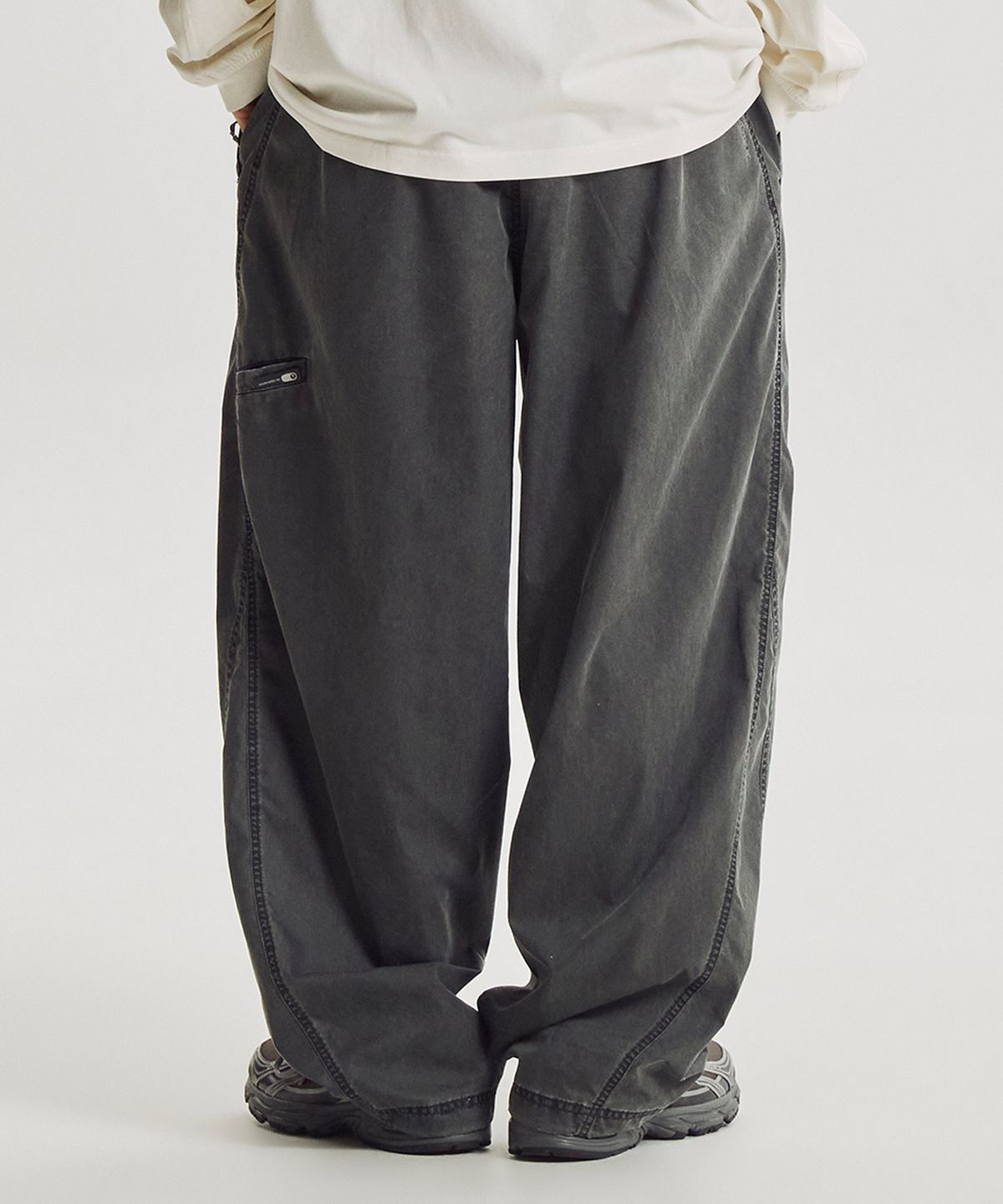 뉴발란스(NEW BALANCE) NBNTG31833 / UNI ESCAPE 워시드 우븐 와이드 팬츠 (CHARCOAL)
