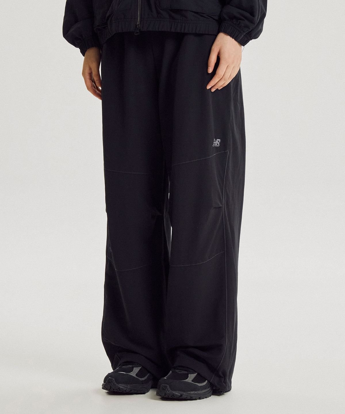 뉴발란스(NEW BALANCE) NBNTG3W812 / WOMEN 에센셜 웜업 우븐 와이드팬츠 (BLACK)