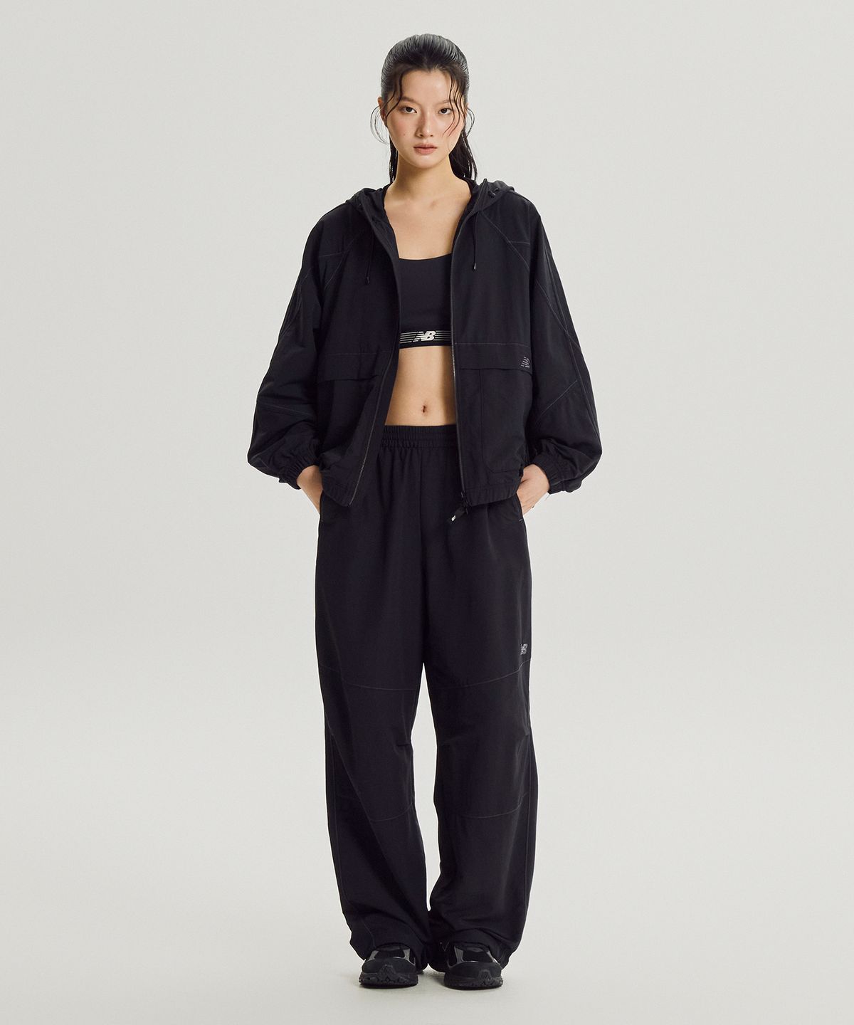 뉴발란스(NEW BALANCE) NBNTG3W812 / WOMEN 에센셜 웜업 우븐 와이드팬츠 (BLACK)