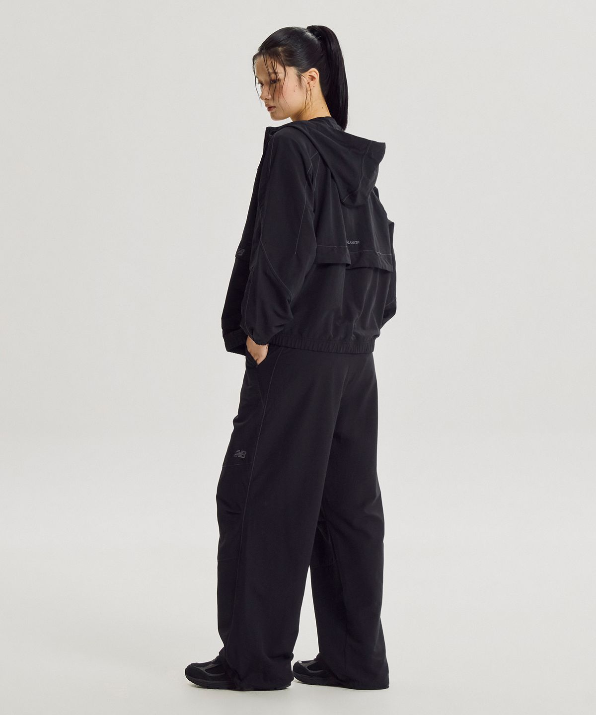 뉴발란스(NEW BALANCE) NBNTG3W812 / WOMEN 에센셜 웜업 우븐 와이드팬츠 (BLACK)