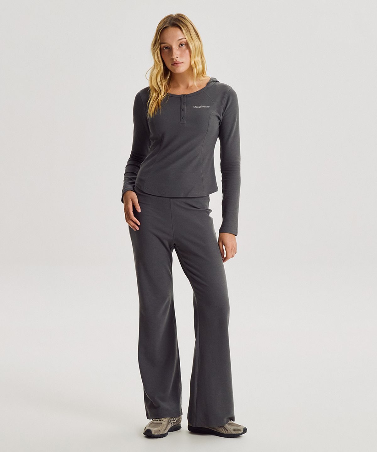 뉴발란스(NEW BALANCE) NBMLG3W112 / WOMEN AIRY 와플 플레어팬츠 (CHARCOAL)