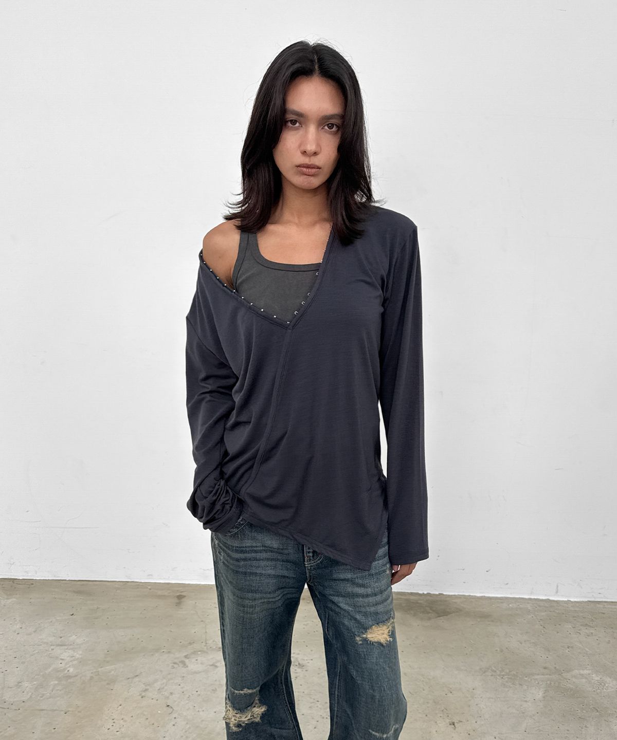 샌드릭(SANDRIC) Hook V-Neck Tee_Charcoal
