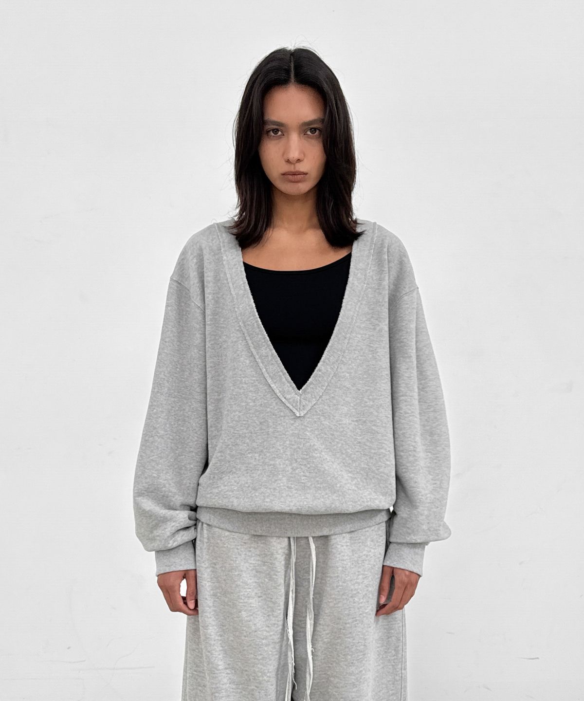 샌드릭(SANDRIC) Deep V-Neck Sweatshirt_Melange Grey