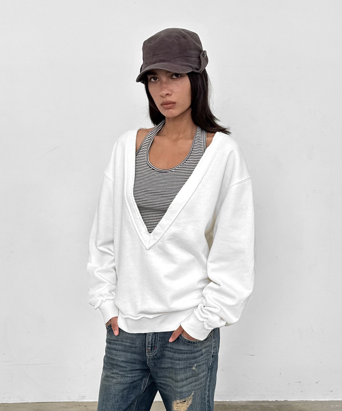 샌드릭(SANDRIC) Deep V-Neck Sweatshirt_Ivory