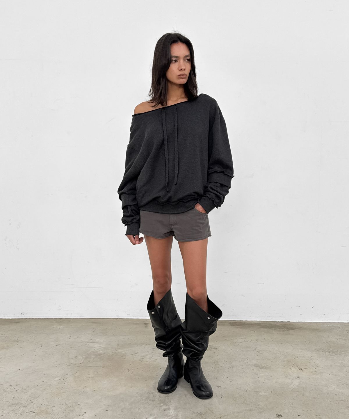 샌드릭(SANDRIC) Overfit Drawstring Sweatshirt_Charcoal