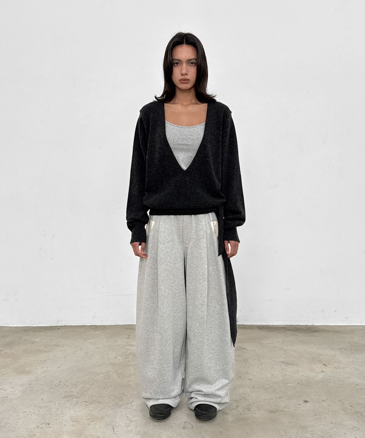 샌드릭(SANDRIC) Strap V-Neck Knit_Charcoal