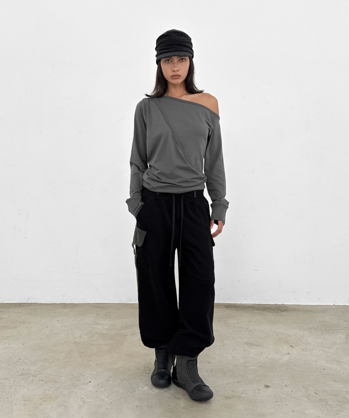 샌드릭(SANDRIC) One-Shoulder Layered Tee_Charcoal