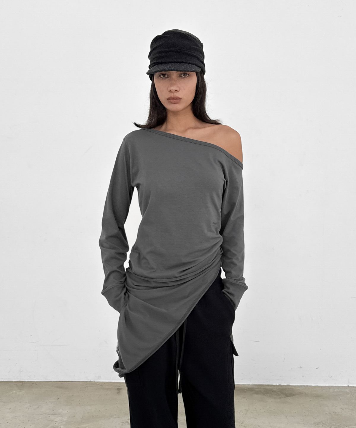 샌드릭(SANDRIC) One-Shoulder Layered Tee_Charcoal