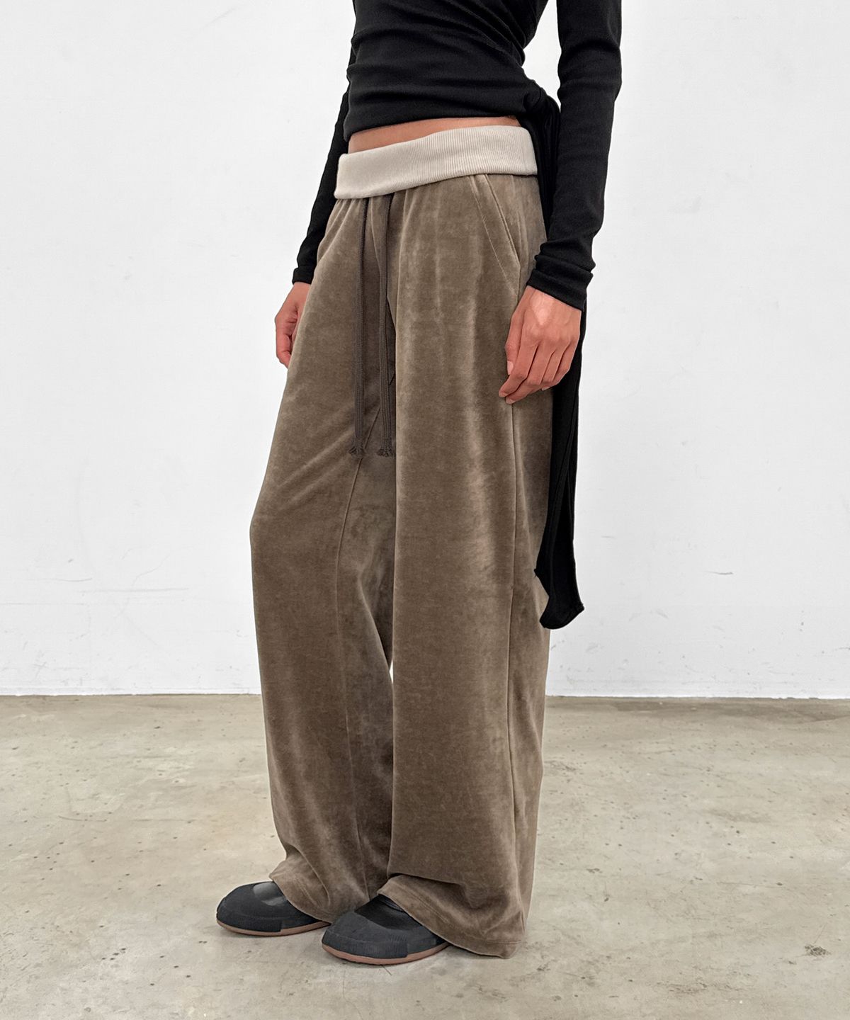 샌드릭(SANDRIC) Velvet Track pants_Khaki Brown