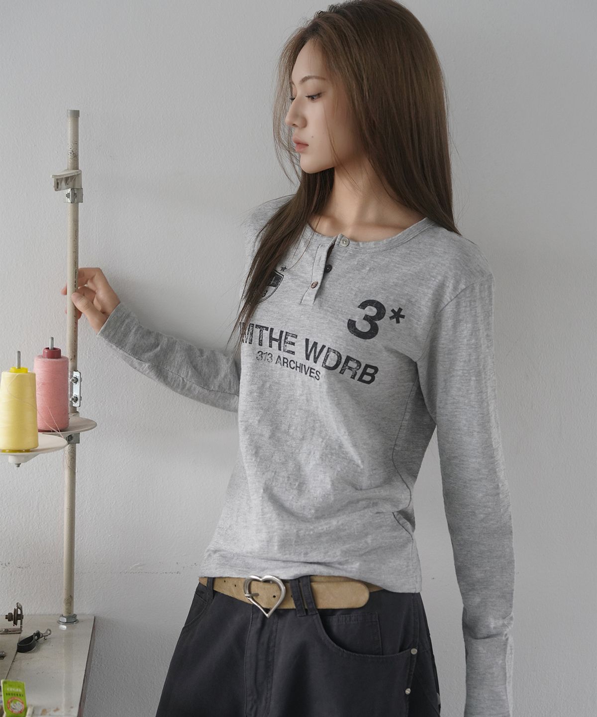 밈더워드로브(MIMTHEWARDROBE) 크레스트 헨리넥 롱슬리브_그레이