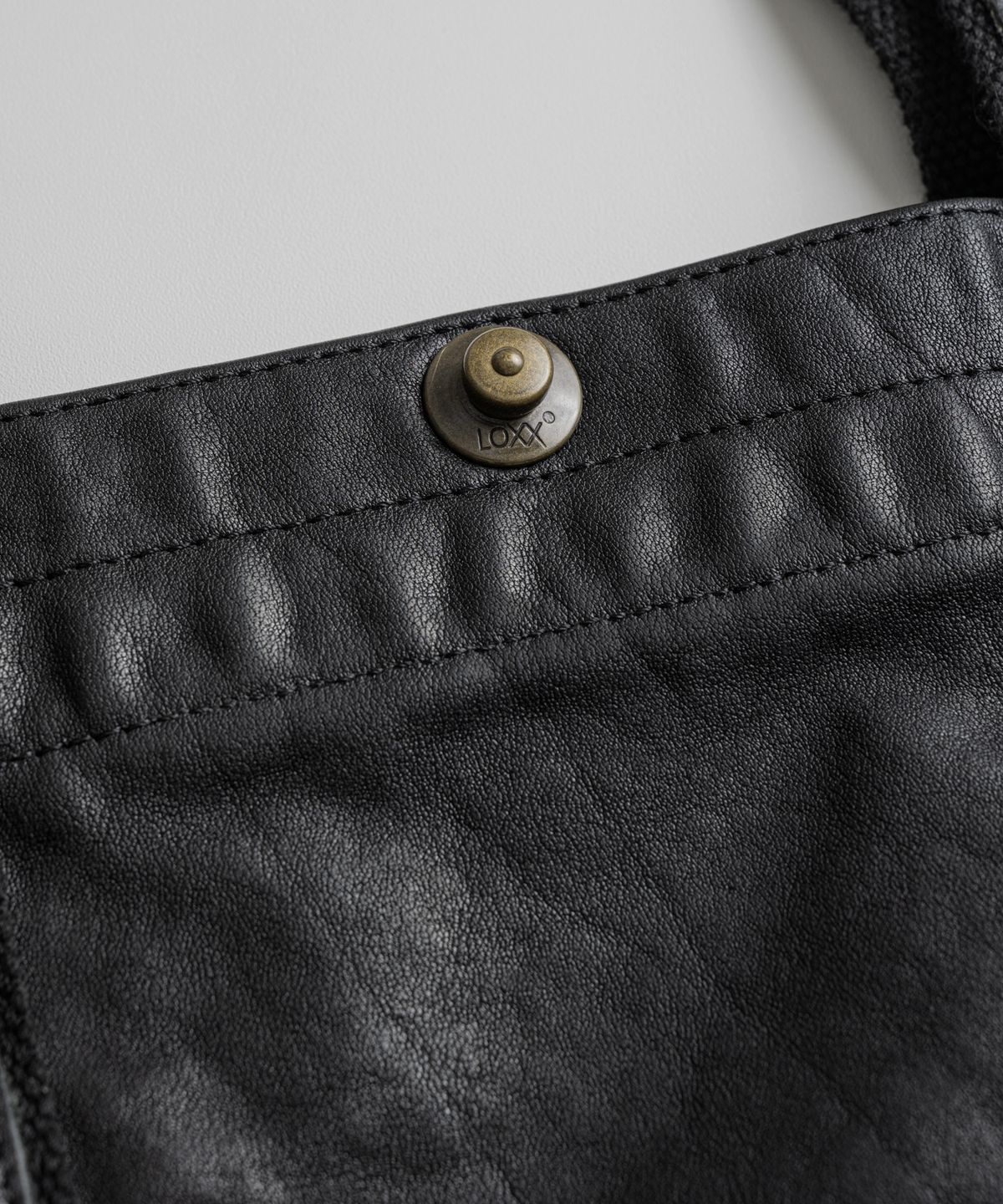 비헤비어(BEHEAVYER) DISTRESSED HORSEHIDE TOTE BAG black