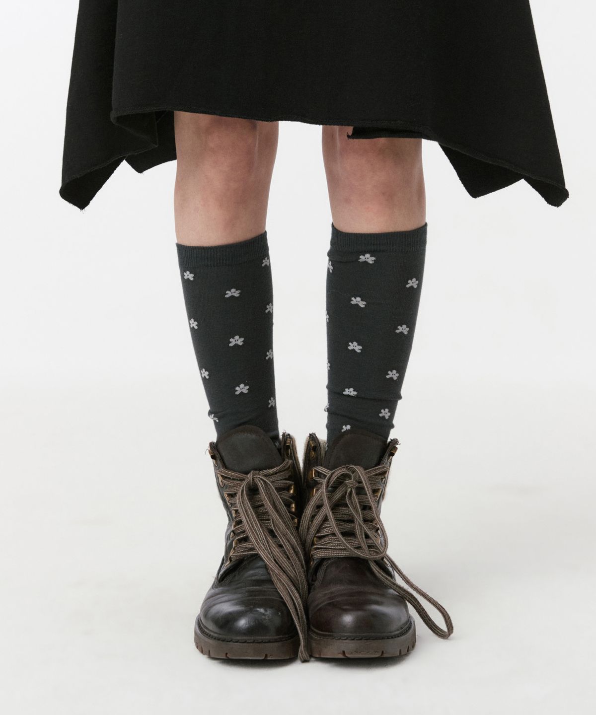 오헤시오(OHESHIO) FLORAL KNEE SOCKS, CHARCOAL
