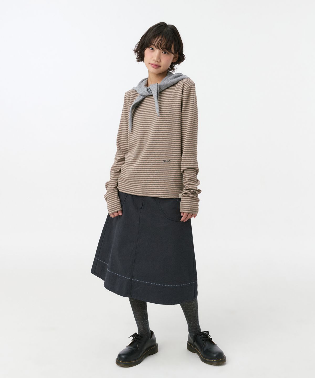 오헤시오(OHESHIO) EMBROIDERY POCKET A-LINE SKIRT, NAVY