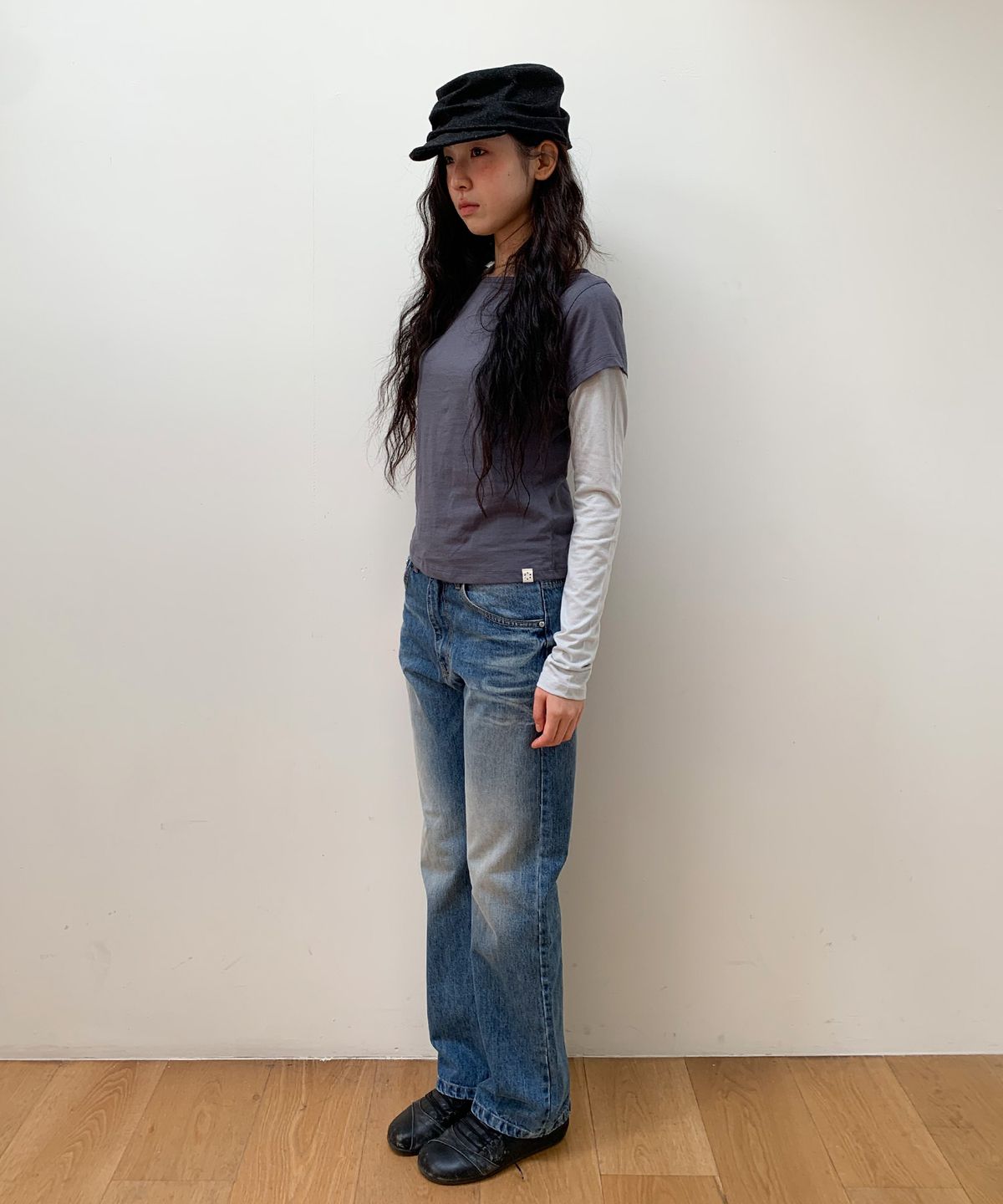 오헤시오(OHESHIO) FLORAL LABEL LAYERED T-SHIRT, CHARCOAL