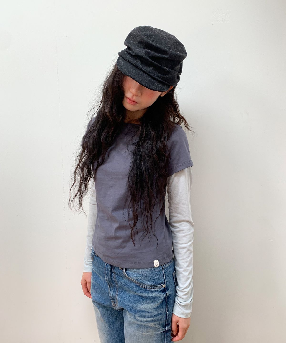 오헤시오(OHESHIO) FLORAL LABEL LAYERED T-SHIRT, CHARCOAL