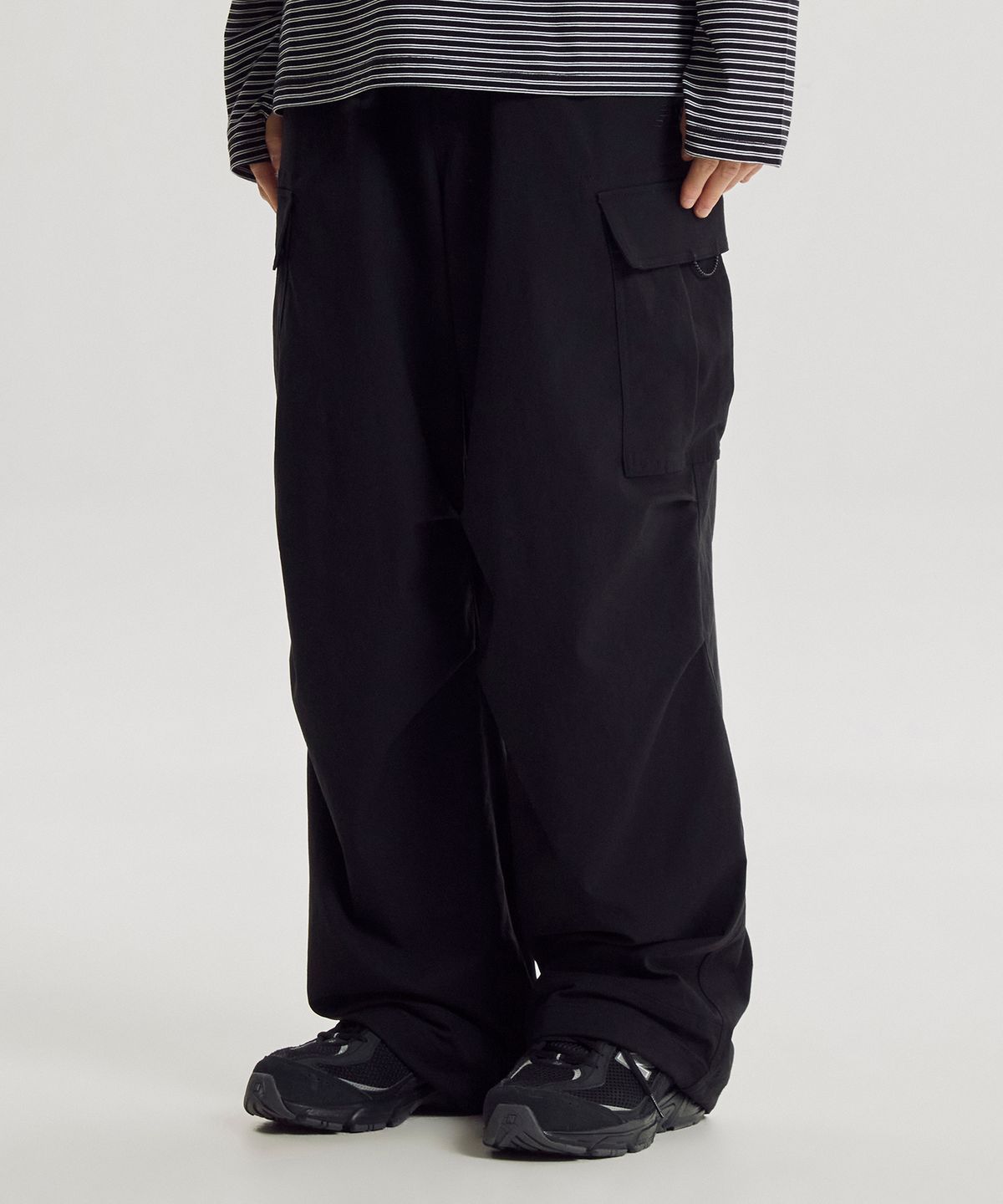 뉴발란스(NEW BALANCE) NBNTG31813 / UN 에센셜 카고 와이드 팬츠 (BLACK)