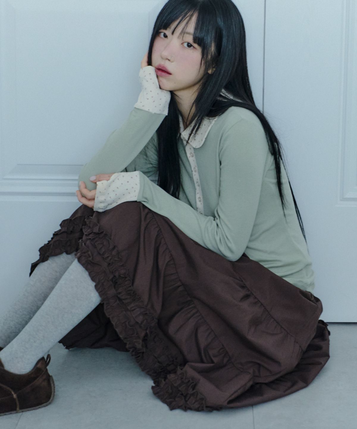 썸플레이스(SOME PLACE) 펀칭 플라워 포인트 멀티 크롭 롱슬리브 카라 스냅 티셔츠 [그린]