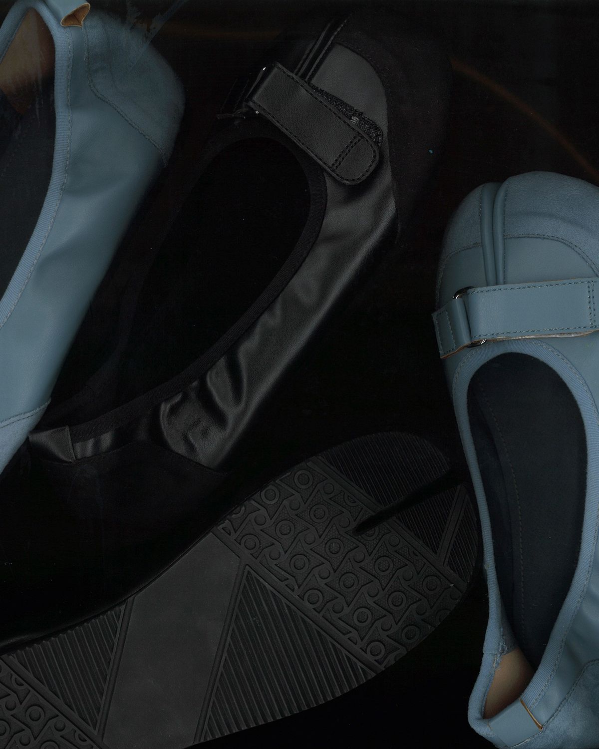 더뮤지엄비지터(THEMUSEUMVISITOR) W TABI STRAP FLAT SHOES (SKY BLUE)