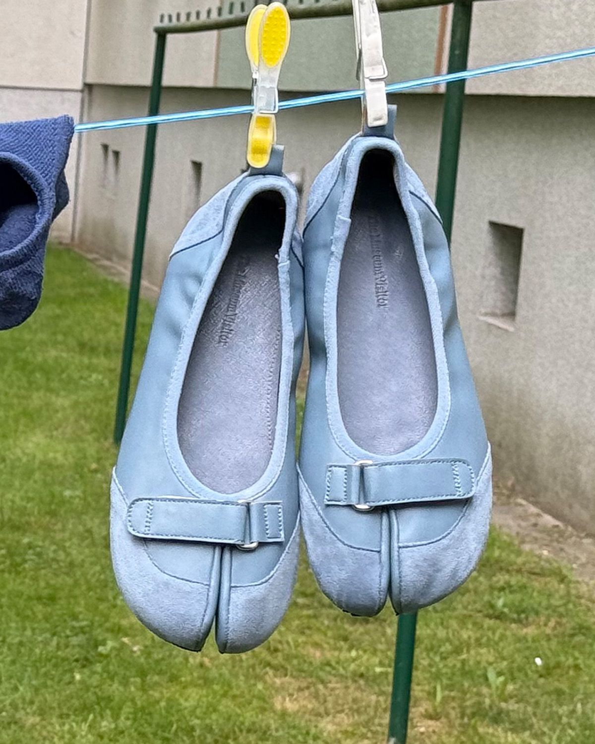 더뮤지엄비지터(THEMUSEUMVISITOR) W TABI STRAP FLAT SHOES (SKY BLUE)