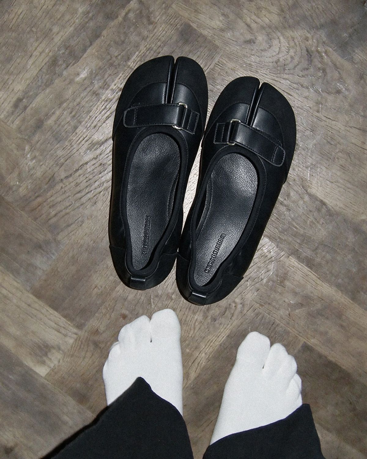 더뮤지엄비지터(THEMUSEUMVISITOR) W TABI STRAP FLAT SHOES (BLACK)