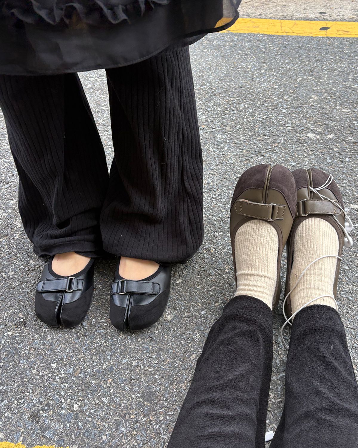 더뮤지엄비지터(THEMUSEUMVISITOR) W TABI STRAP FLAT SHOES (BLACK)