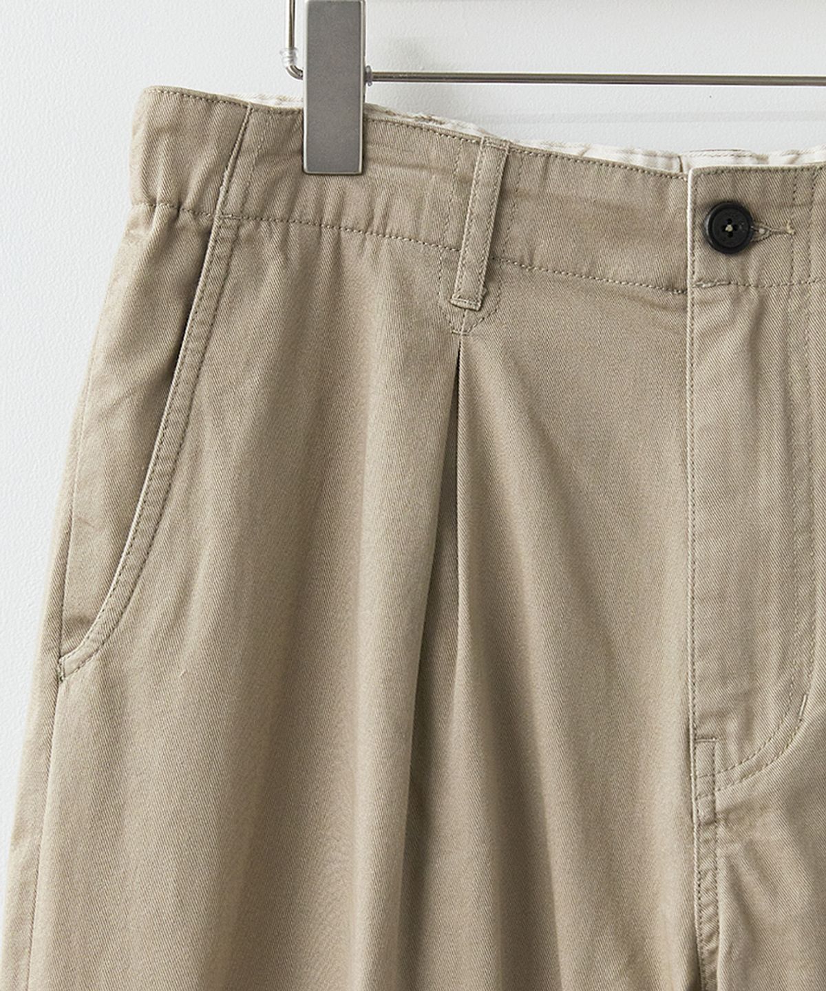 러프사이드(ROUGHSIDE) Box Pleat Pants Beige