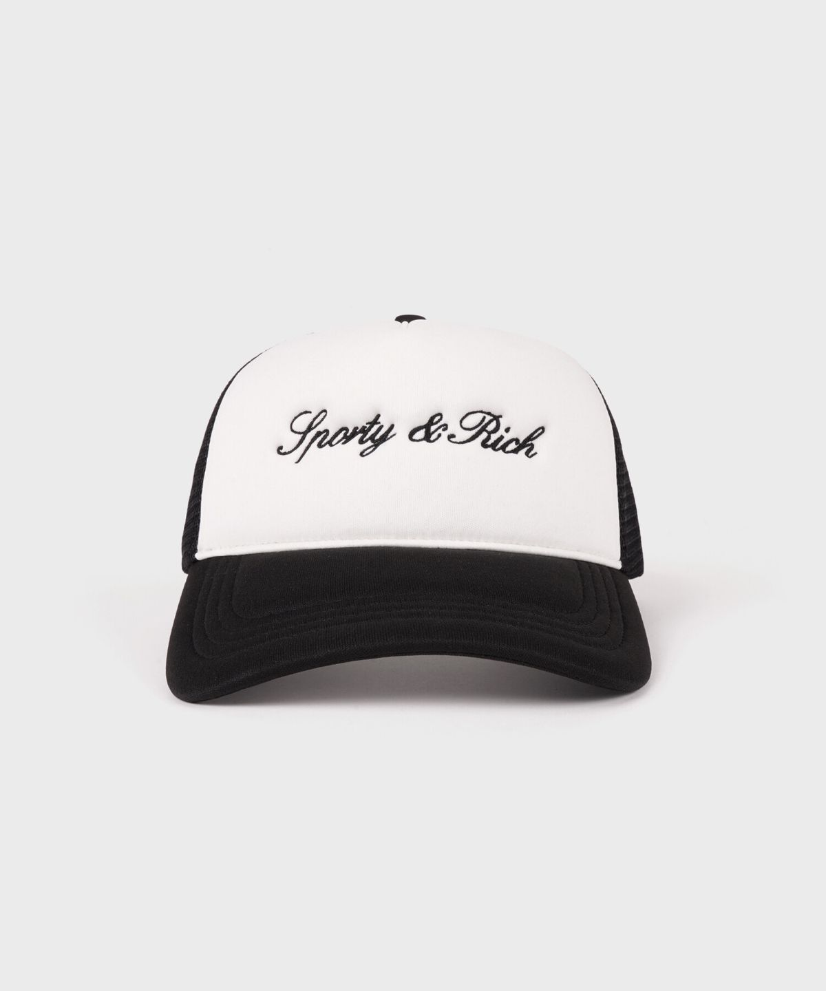 스포티앤리치(SPORTY&RICH) 시그니처 로고 트러커 캡 - 화이트/블랙 R265AOH025