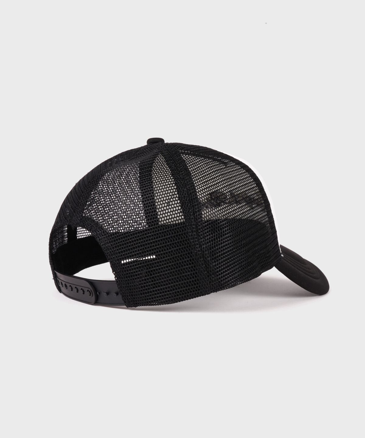 스포티앤리치(SPORTY&RICH) 시그니처 로고 트러커 캡 - 화이트/블랙 R265AOH025