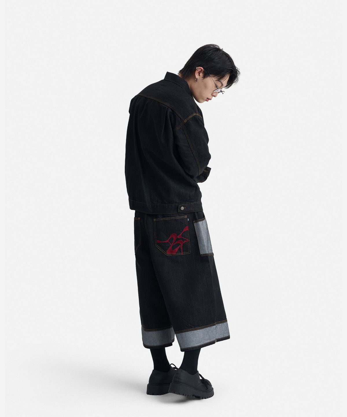 버클다운(BUCKLE DOWN) 리버스드 - 포켓 배색 9부 와이드 논페이드 롱 버뮤다 데님 팬츠 (BLACK)