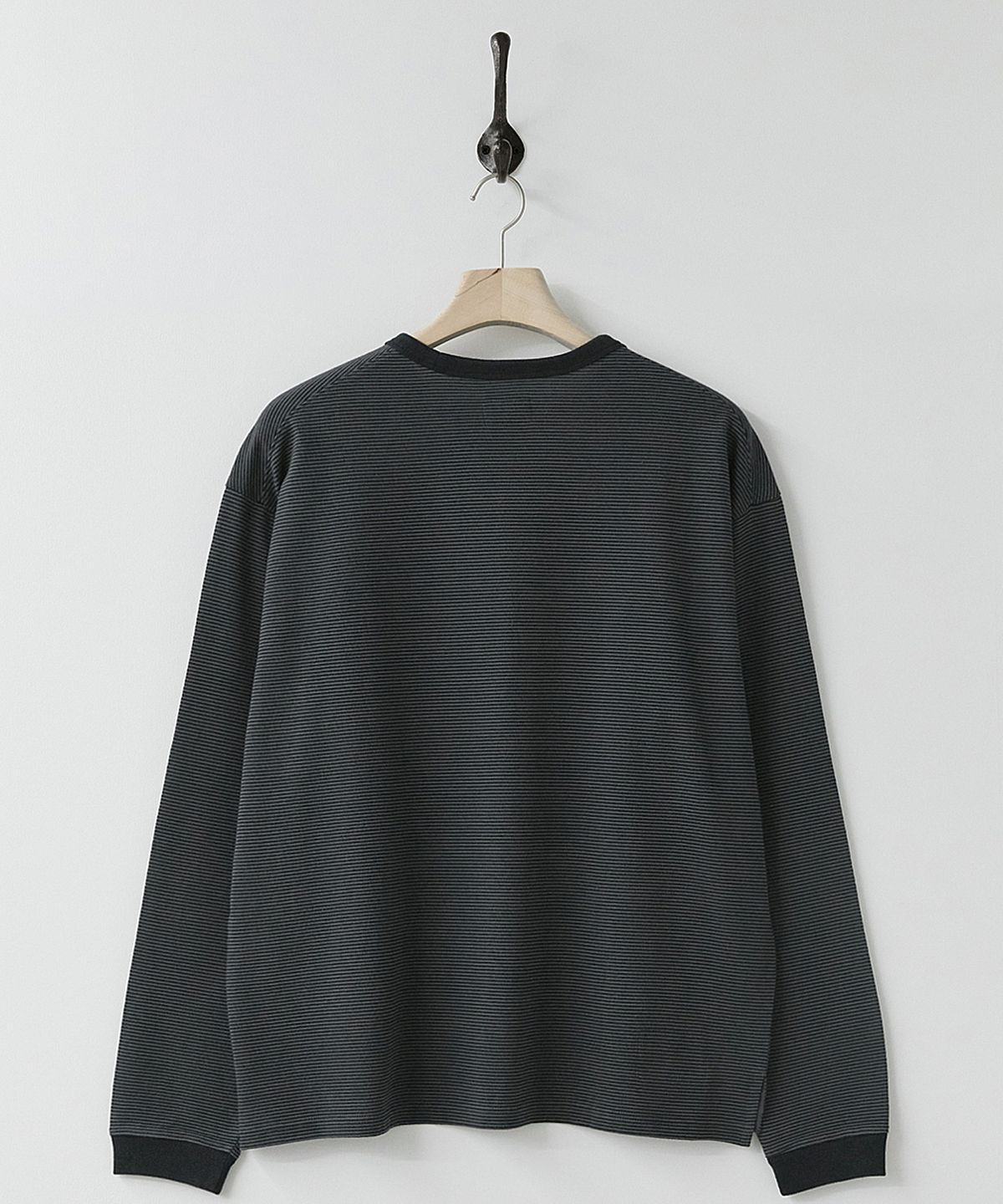 러프사이드(ROUGHSIDE) Fine Stripe Long Sleeve Graphite