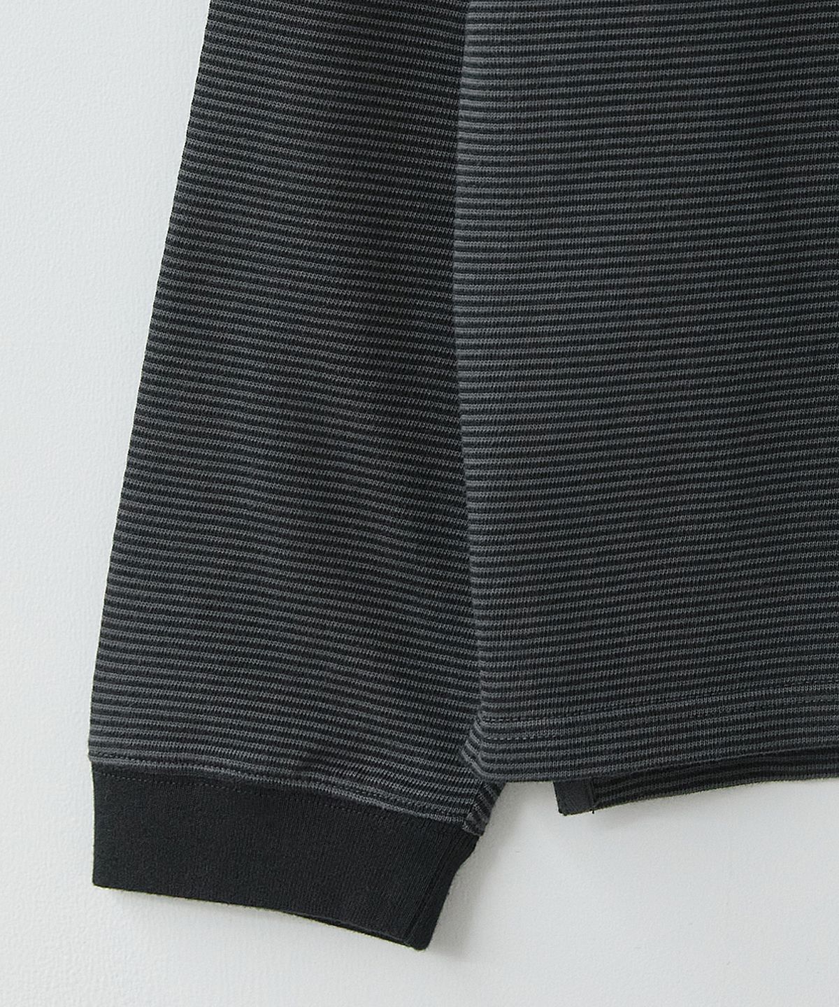 러프사이드(ROUGHSIDE) Fine Stripe Long Sleeve Graphite