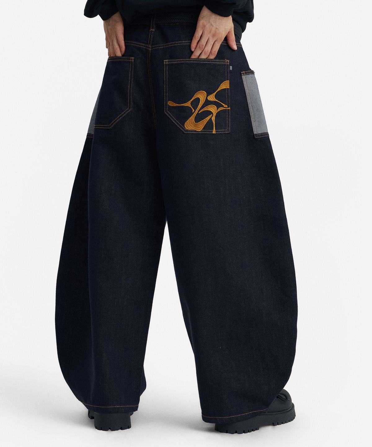 버클다운(BUCKLE DOWN) 와이드핏 리버스드 - 포켓 배색 논페이드 커브드핏 데님 팬츠 (INDIGO)