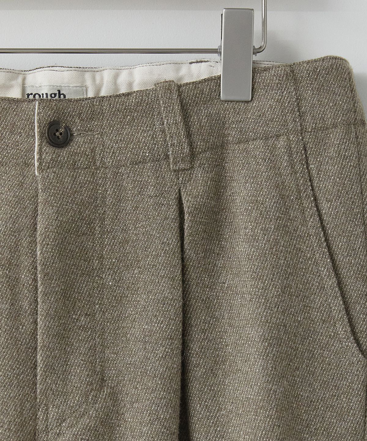 러프사이드(ROUGHSIDE) Wool Box Pleat Pants Humus