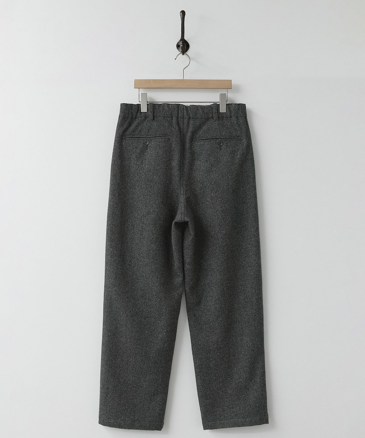 러프사이드(ROUGHSIDE) Wool Box Pleat Pants Ash Black