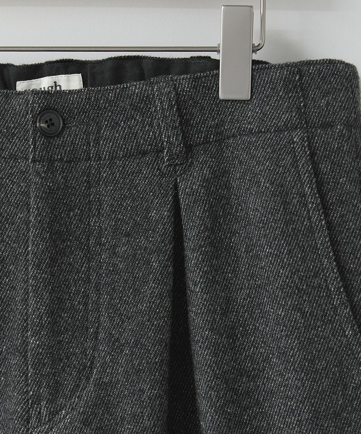 러프사이드(ROUGHSIDE) Wool Box Pleat Pants Ash Black