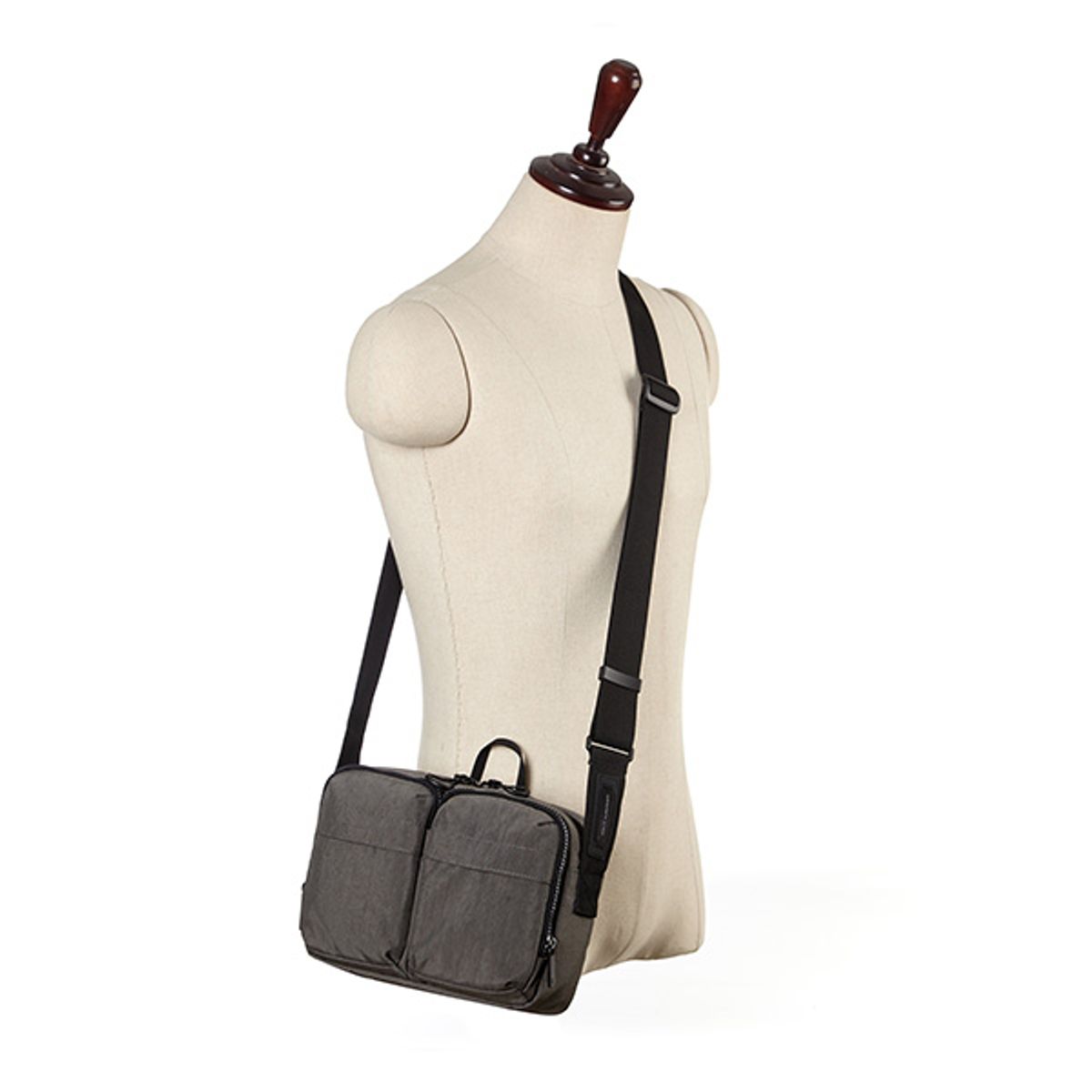 쌤소나이트 레드(SAMSONITE RED) PROCTON 시그니쳐 크로스백 CARBON GREY UR238008