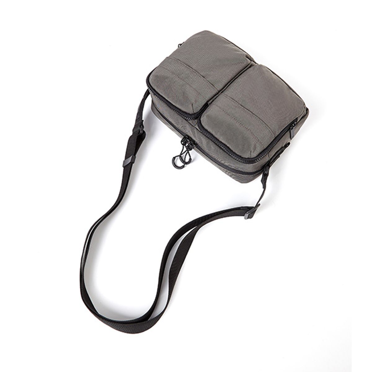 쌤소나이트 레드(SAMSONITE RED) PROCTON 시그니쳐 크로스백 CARBON GREY UR238008