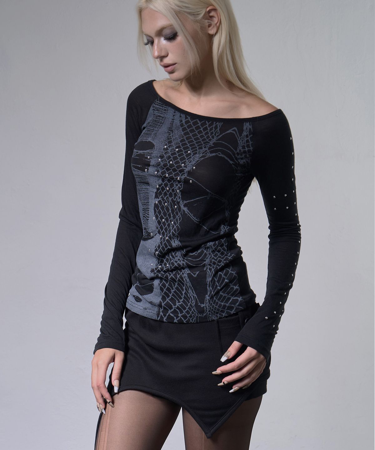 팬시클럽(FANCY CLUB) 웹 스터드 오프숄더 (BLACK) F26ZB525
