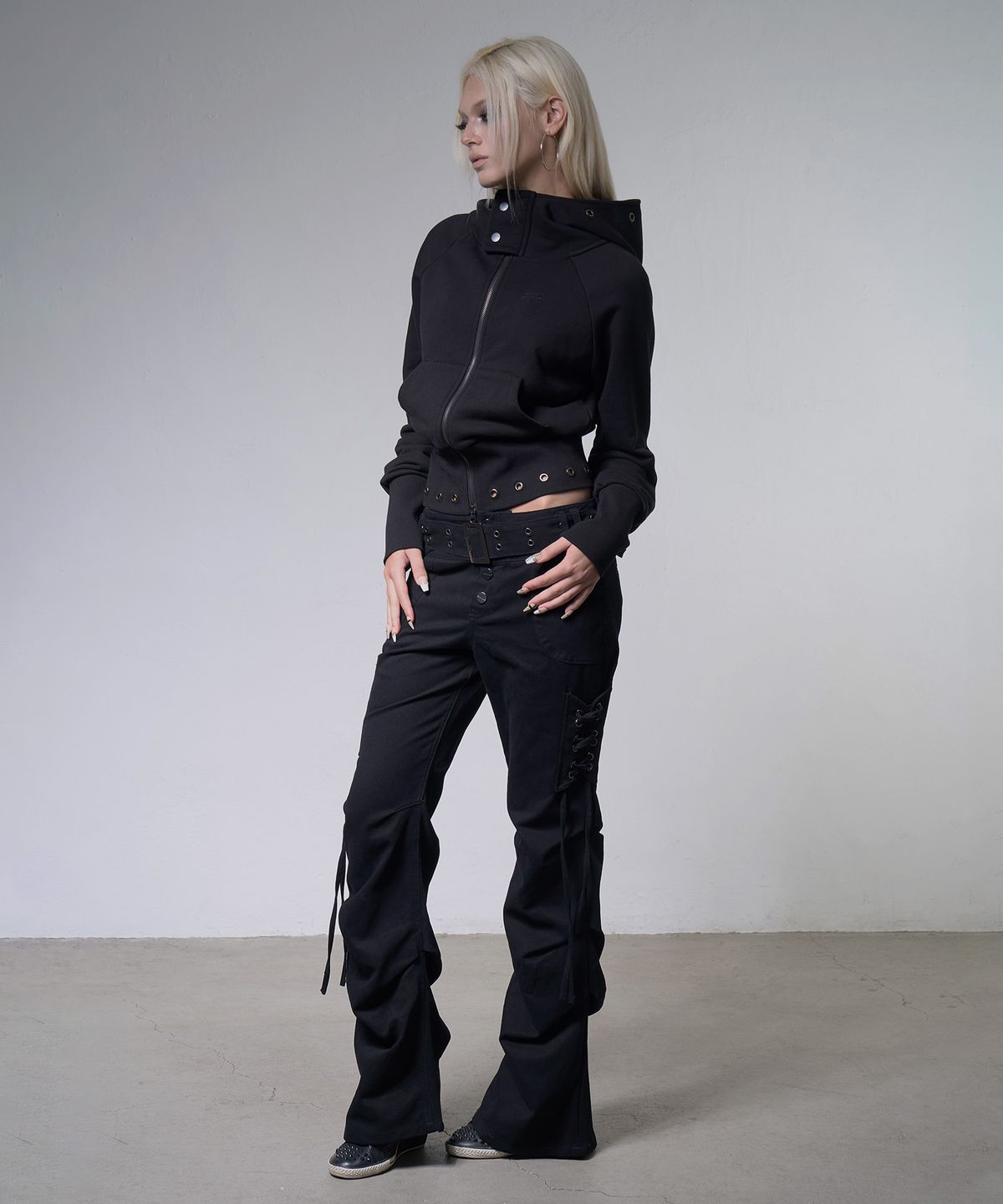팬시클럽(FANCY CLUB) 벨티드 플레어 셔링팬츠 (BLACK) F26ZD468