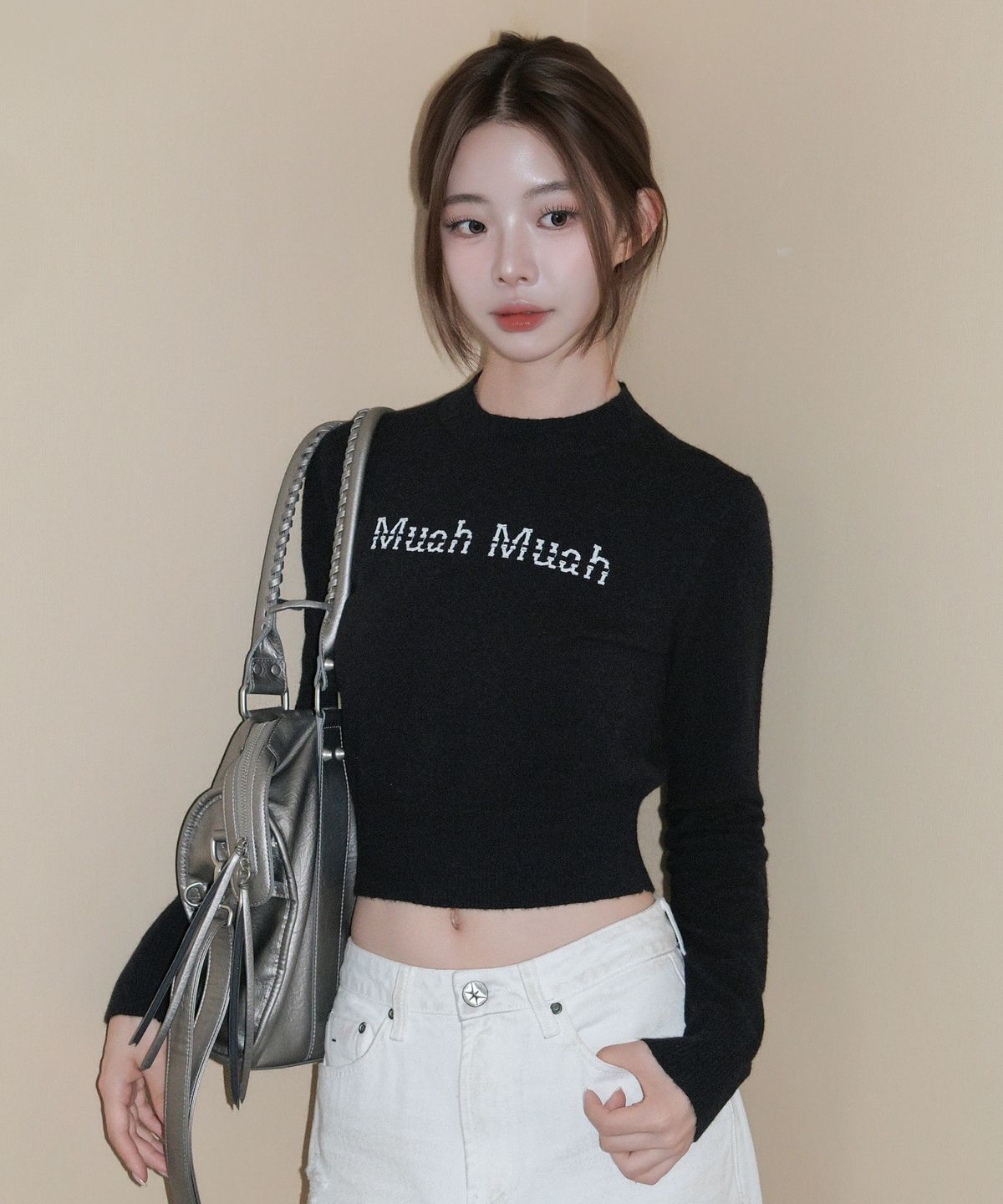무아무아(MUAHMUAH) 엠브로이더리 모크넥 니트 [블랙]