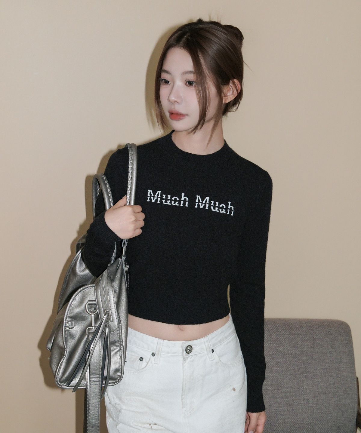무아무아(MUAHMUAH) 엠브로이더리 모크넥 니트 [블랙]