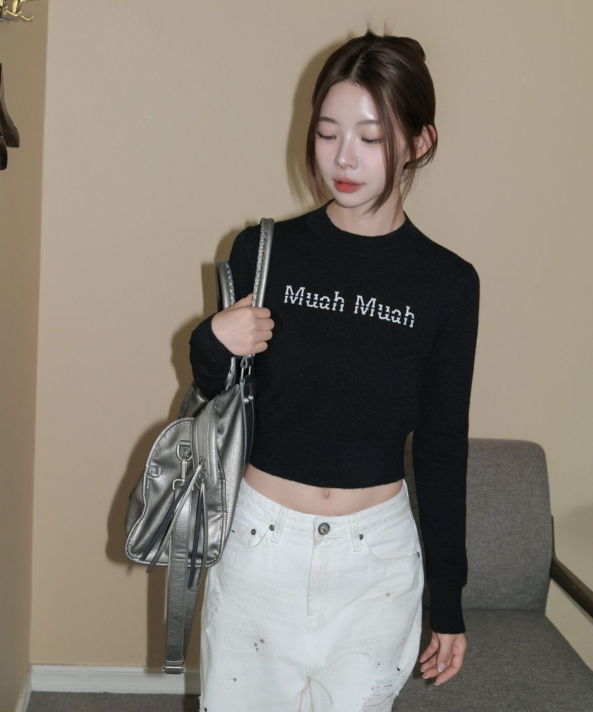 무아무아(MUAHMUAH) 엠브로이더리 모크넥 니트 [블랙]