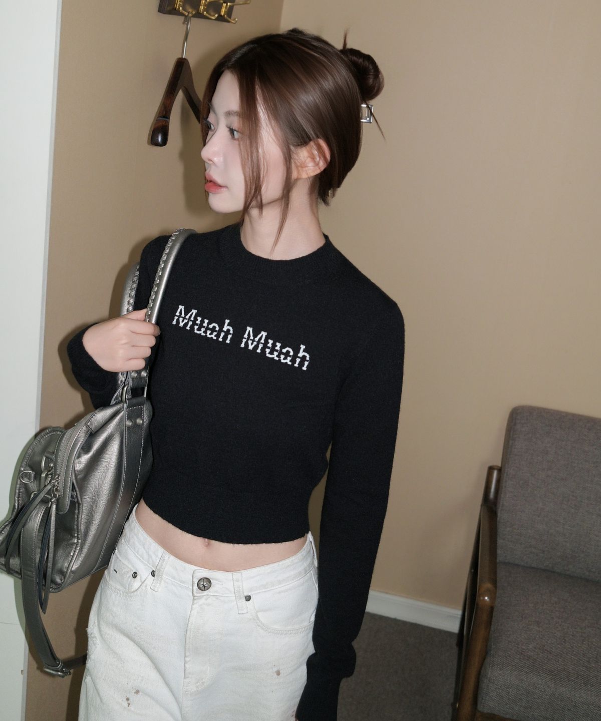무아무아(MUAHMUAH) 엠브로이더리 모크넥 니트 [블랙]