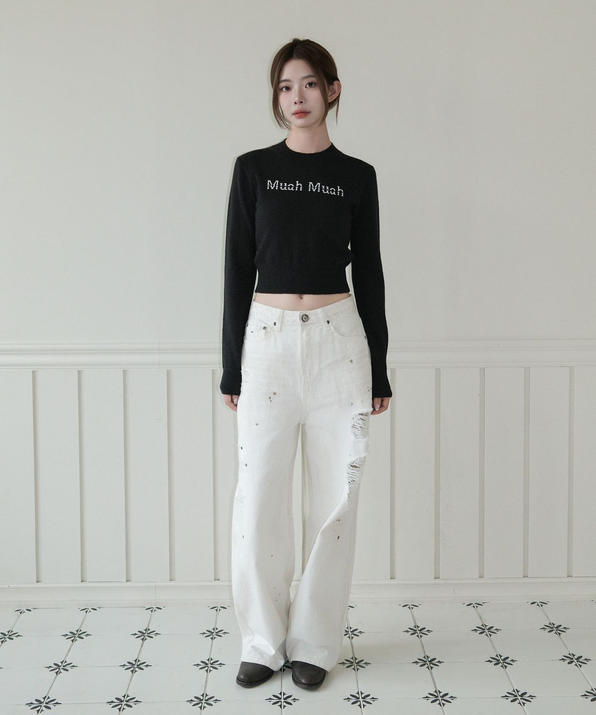 무아무아(MUAHMUAH) 엠브로이더리 모크넥 니트 [블랙]