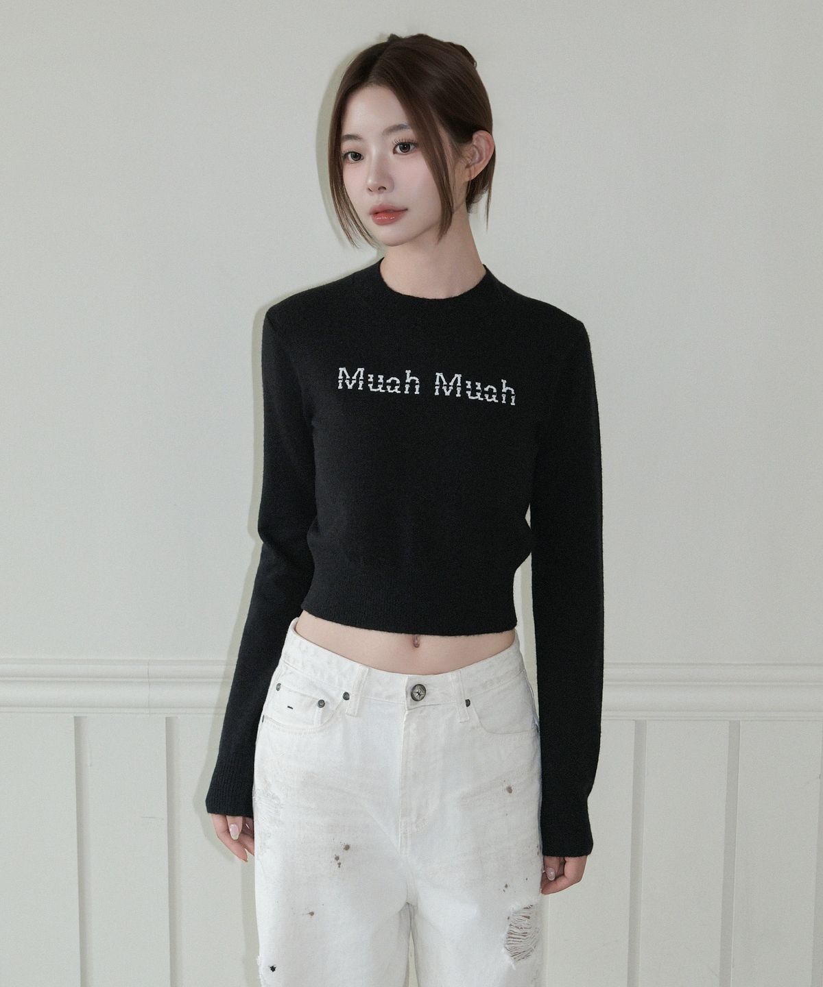 무아무아(MUAHMUAH) 엠브로이더리 모크넥 니트 [블랙]