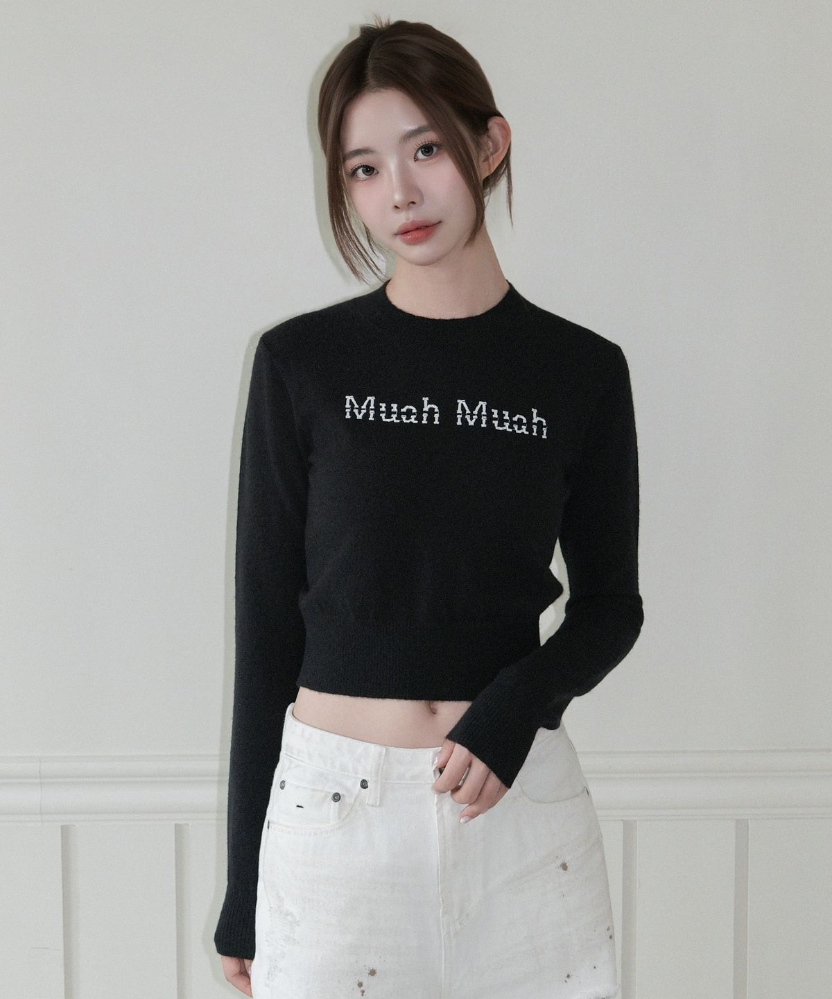 무아무아(MUAHMUAH) 엠브로이더리 모크넥 니트 [블랙]